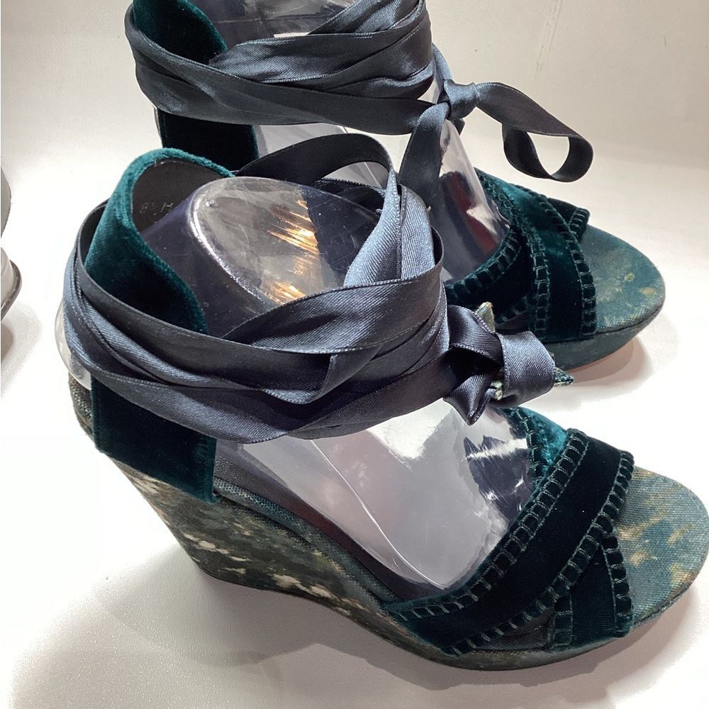 Stuart Weitzman Theodora Callum Elegant Velvet Gr… - image 4